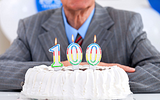 Honorowe świadczenia dla kilkudziesięciu 100-latków. Ile mają najstarsi z nich?